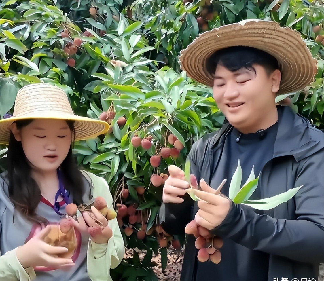 官方：布莱顿签下奥林匹亚科斯后卫科斯蒂尼亚，双方签约5年