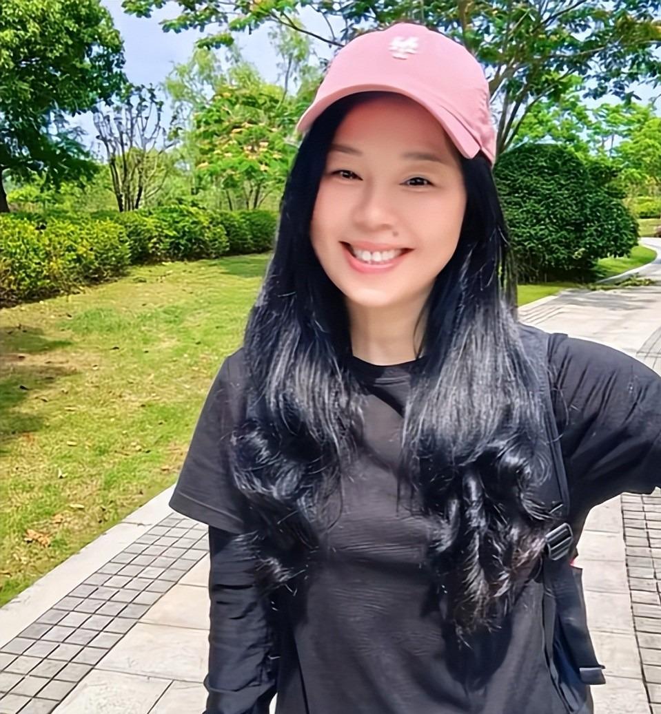 40岁纽约时报总监遭7旬华裔岳父母枪杀，案发原因疑为不满女儿外孙遭受家暴，老夫妇轮流开枪，杀人后平静离开现场